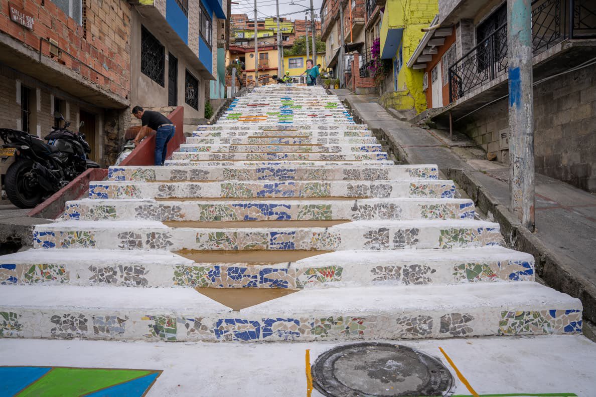 habitatbogota's tweet photo. 🎉🥳 @Bogota cumple 488 años y le cumplimos transformando sus barrios junto a la comunidad. 
🏙️ El alcalde @CarlosFGalan entregó el cuarto Territorio Mágico de la ciudad, en Cerro Norte, Usaquén, de la mano de @habitatbogota. #YoLeCumploABogotá https://t.co/x11tLilZlm