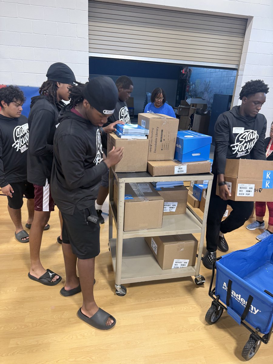 TWE_Texans's tweet photo. ๐๐ช Shoutout to the Kempner High School football players @Kempner_FB for stepping up and helping move resources and supplies into the classrooms. ๐๐ค We are so thankful! ๐๐ผ๐ฅณ #KempnerFootball #CommunityFirst #StayFocused #Teamwork https://t.co/m0oOOxt6kJ