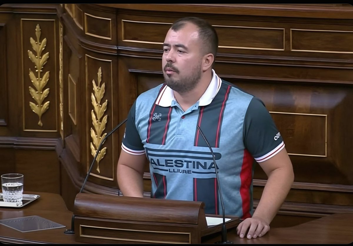 AdrianDelVal77's tweet photo. Nahuel de Sumar denuncia a Marruecos por la presión migratoria mientras viste la camiseta palestina, pero olvida los atentados y el terrorismo de Hamás. Una lección magistral de selectividad moral: los derechos humanos solo importan si encajan en la agenda.
HIPÓCRITA 🤢🤢🤮🤮🤮 https://t.co/6TmJlGuKhl