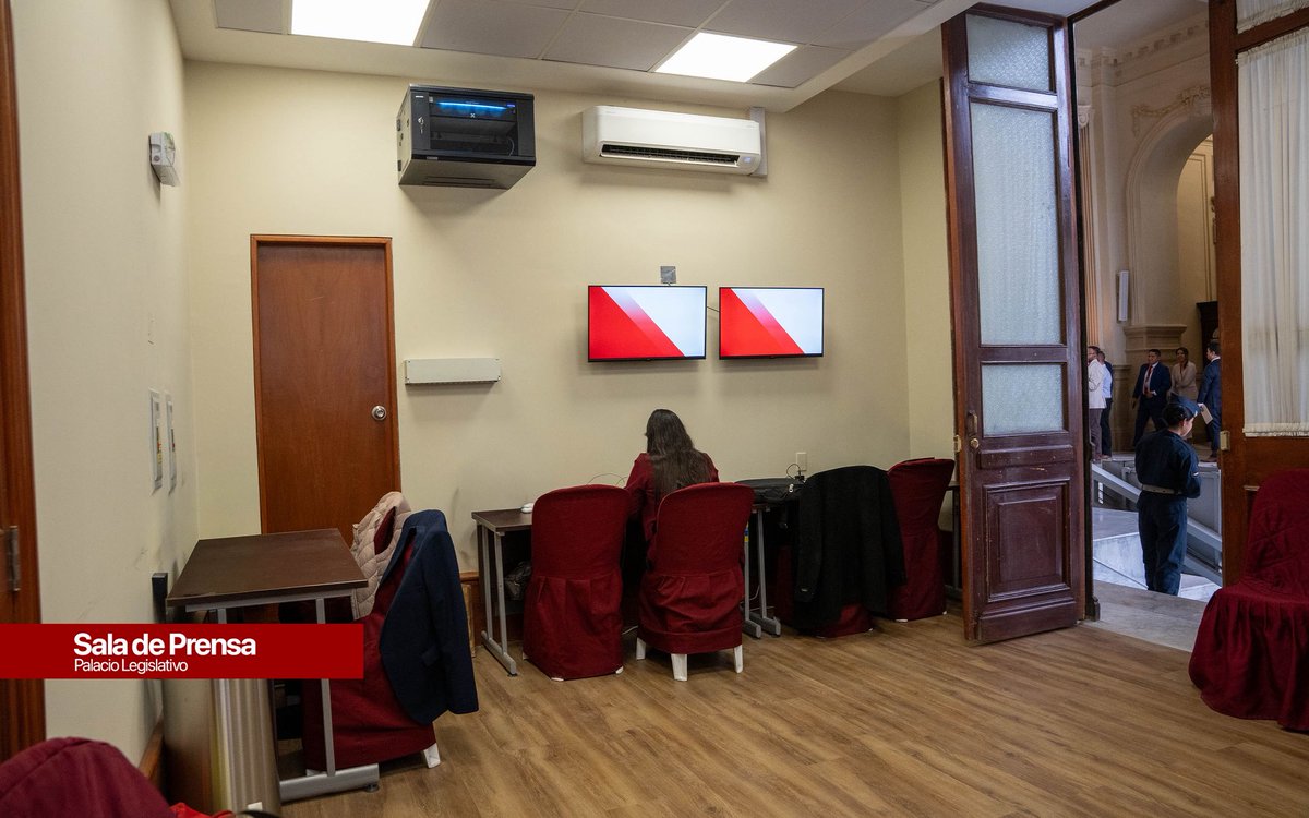 mikitorresfp's tweet photo. El respeto a la labor de los medios de comunicación se expresa con acciones concretas.

Hoy presentamos los espacios que estarán a disposición de la prensa acreditada para facilitar la cobertura de las actividades parlamentarias: la Sala de Prensa, la Galería de Prensa del Senado, la Sala de Cronistas y la Sala de Conferencias "Francisco Xavier de Luna Pizarro". 

Agradezco su labor. 🇵🇪