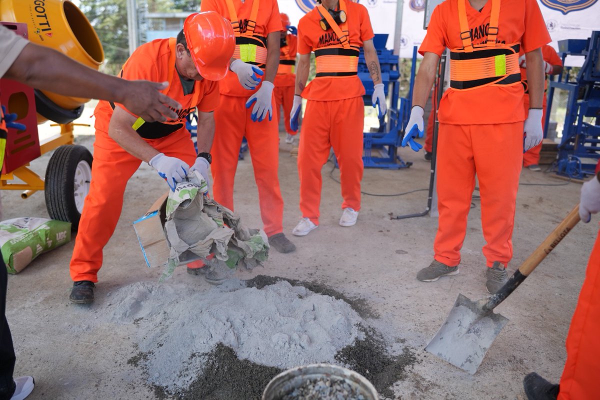 PublinewsGT's tweet photo. 🔥 Gobernación escogerá reos para fabricar adoquines. 🧱👏
#ManosProductivas #SegundaOportunidad #ReinserciónLaboral #Guatemala #AdoquinesConPropósito #Reos #cárceles
https://t.co/krAcYNn8Ex https://t.co/o6QhYUDu6I
