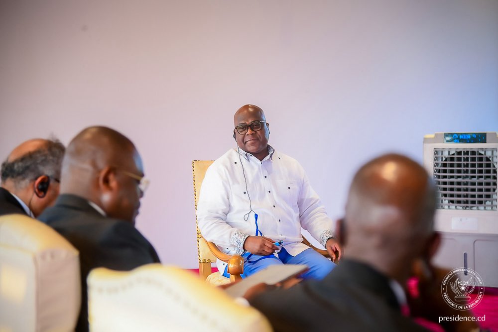Presidence_RDC's tweet photo. Le Chef de l’État, Félix-Antoine Tshisekedi Tshilombo, a présidé ce mercredi 5 août, à la Cité de l’Union africaine, une importante réunion consacrée au renforcement de la riposte contre l'épidémie d'Ebola issue de la souche Bundibugyo. 

Cette réunion de haut niveau a réuni la Première ministre Judith Suminwa, les membres du Gouvernement impliqués dans la riposte, le Directeur général de l’OMS, le Dr Tedros Adhanom Ghebreyesus, ainsi que le Directeur général d'Africa CDC, le Dr Jean Kaseya.

Les discussions ont souligné l'importance stratégique d'une mobilisation communautaire inclusive et d'un renforcement du système de surveillance épidémiologique. Pour l’OMS, la nouvelle stratégie de lutte doit notamment prendre en compte la sensibilisation communautaire, incluant les leaders religieux, les chefs traditionnels et les groupes de jeunes, la protection du personnel de santé ainsi que le renforcement de la surveillance afin d’éviter que des patients ne meurent à domicile plutôt que dans des structures de santé.

Au terme de cette séance, l’OMS et Africa CDC ont également salué l'impact des efforts nationaux actuels, et ont réaffirmé leur soutien technique et opérationnel au Gouvernement.