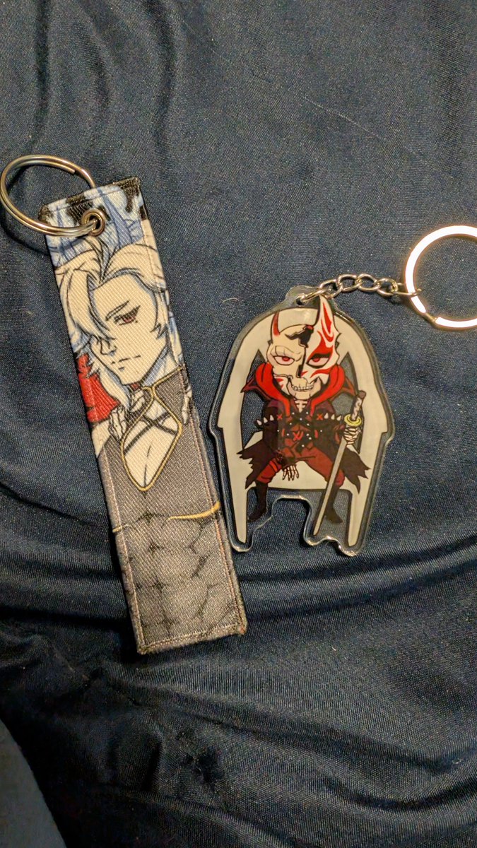 ItsanAlicat's tweet photo. I'm so fucking happy now that I'm crying!!! I finally got some keychains of @Kon_zetsu so I can have a piece of him with me now 😭😭😭😭 I miss him so much still https://t.co/rB2107G9yN