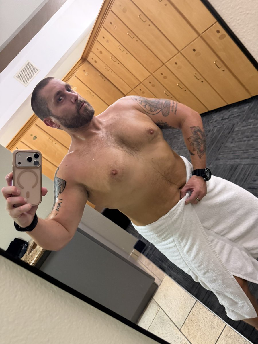 indicabear's tweet photo. Locker Room https://t.co/tbnEvUMWJp