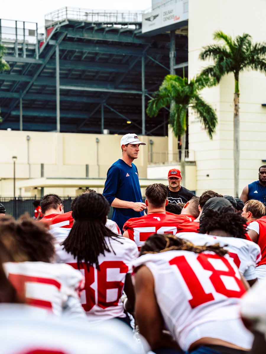 FAUFootball's tweet photo. Back 2 ball 🏈 🌴

#WIP🏝️ https://t.co/mWVaddiuwz