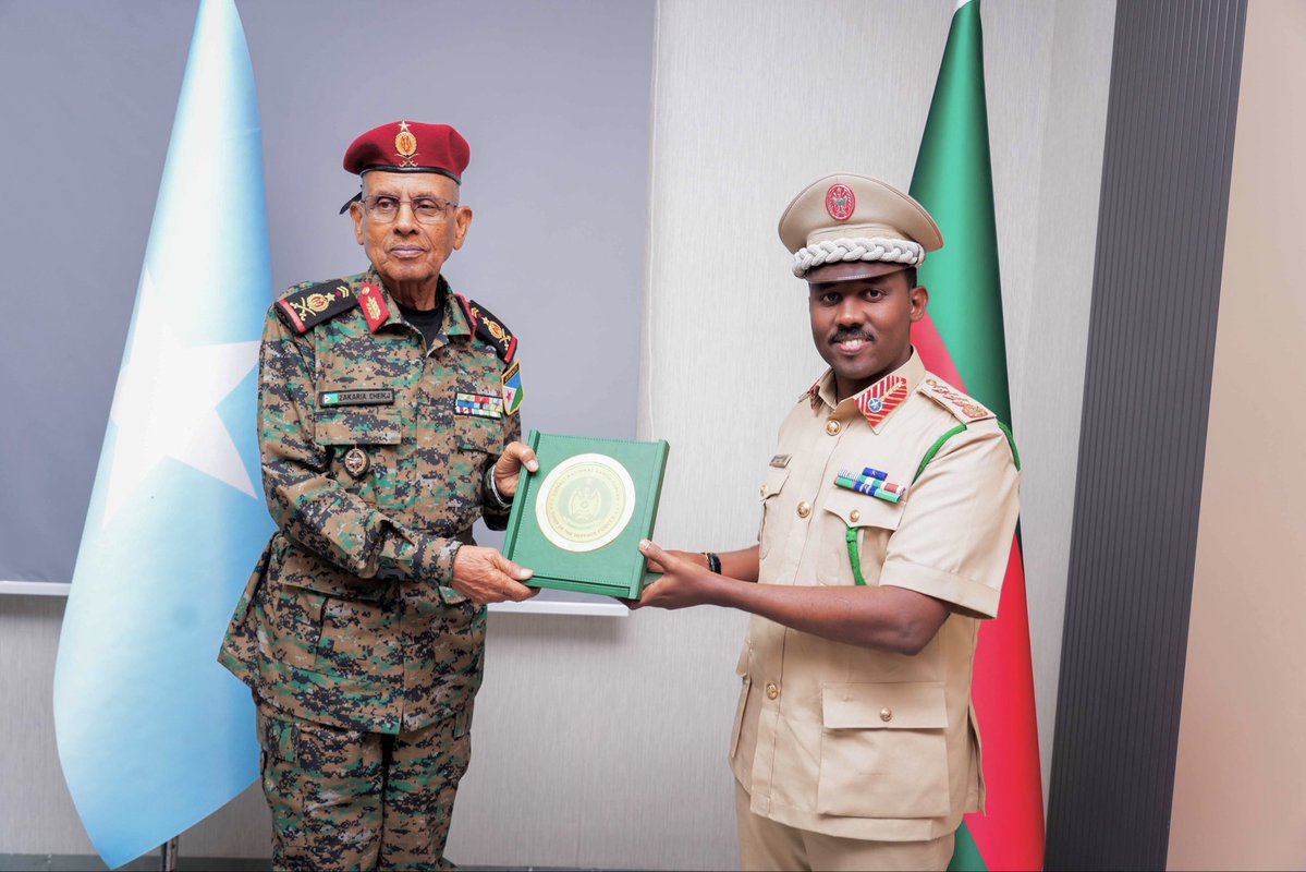 SONNALIVE's tweet photo. The Commander of the @SNAForce, Brig. Gen. Ibrahim Mohamed Mohamud, received the Chief of the Djiboutian Armed Forces, Gen. Zakaria Sheikh Ibrahim, in 😳#Mogadishu to strengthen security cooperation. https://t.co/LOkVghMVZ1