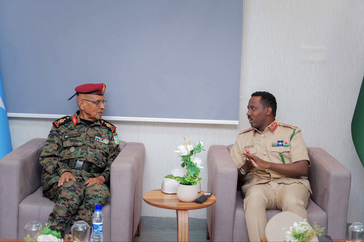 SONNALIVE's tweet photo. The Commander of the @SNAForce, Brig. Gen. Ibrahim Mohamed Mohamud, received the Chief of the Djiboutian Armed Forces, Gen. Zakaria Sheikh Ibrahim, in 😳#Mogadishu to strengthen security cooperation. https://t.co/LOkVghMVZ1