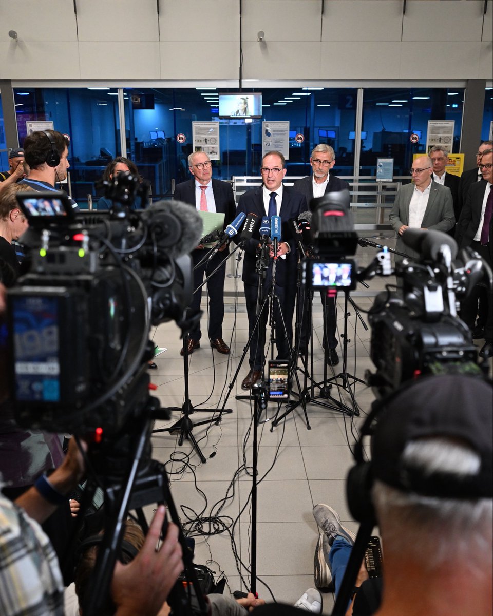 BMI_Bund's tweet photo. Drohnen-Vorfall am Flughafen Leipzig/Halle: Bundesinnenminister Alexander #Dobrindt hat sich vor Ort ein Bild über die Lage gemacht. Er hat sowohl Sachsens Innenminister Armin Schuster als auch die Spitzen der Sicherheitsbehörden zusammengerufen. https://t.co/Nf2CGPO3yJ