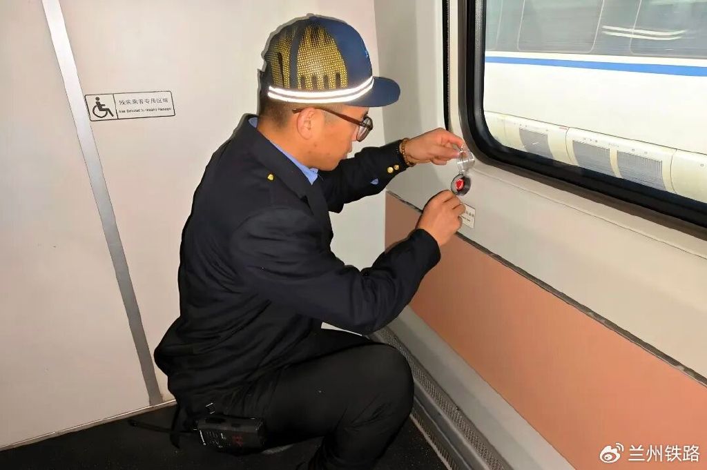 footguy60944308's tweet photo. A stranger noticed my broken phone on the train, fixed it with a tiny screwdriver he kept in his bag, and said "Small help makes big day" before leaving. Kindness hits different. https://t.co/Lm7eCiaczS