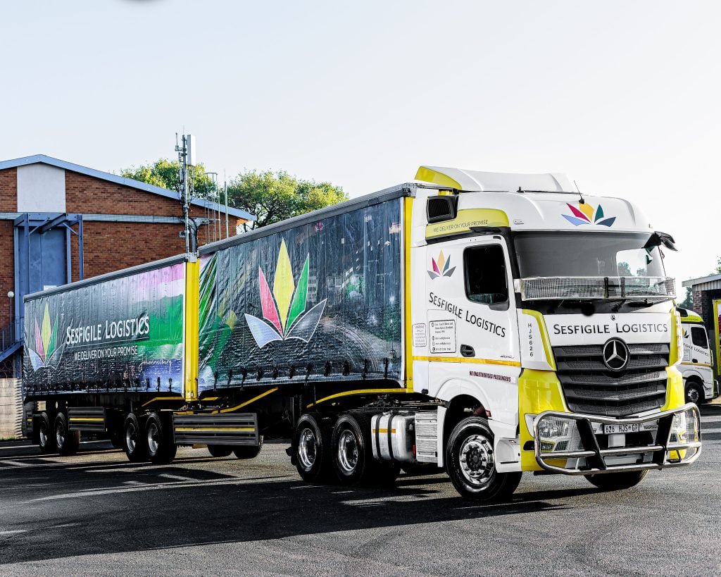 easy_v_'s tweet photo. Wait until you come across this trucks 😭 https://t.co/7ZIbCoFC31