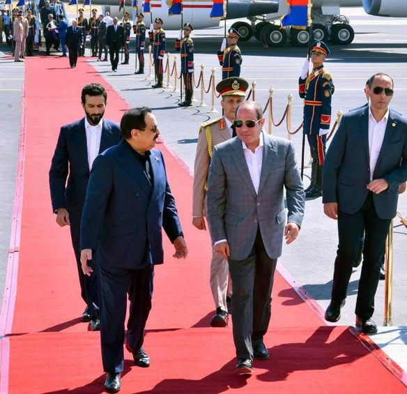halmuhkhalid's tweet photo. زيارة ومباحثات أخوية.. الرئيس السيسي يس��قبل عاهل البحرين في مطار العلمين الدولي 🇧🇭 🇪🇬 https://t.co/ubtMOUKIV7