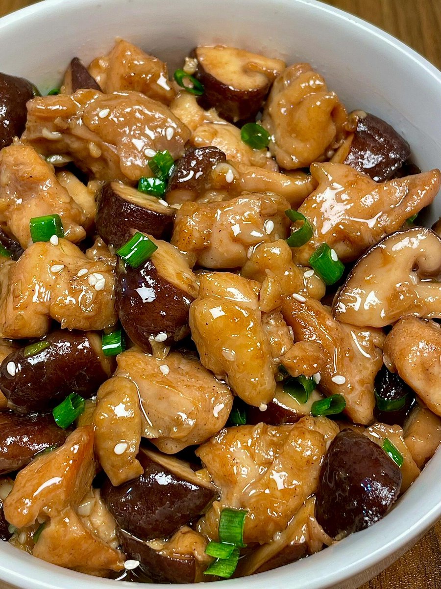aloma8208's tweet photo. 午餐吃了香喷喷的香菇滑鸡饭，肉嫩菇鲜，配着清爽的小菜，一口下去超满足 https://t.co/cgHep8dtT4