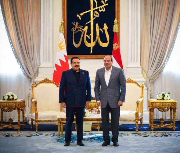 halmuhkhalid's tweet photo. زيارة ومباحثات أخوية.. الرئيس السيسي يس��قبل عاهل البحرين في مطار العلمين الدولي 🇧🇭 🇪🇬 https://t.co/ubtMOUKIV7