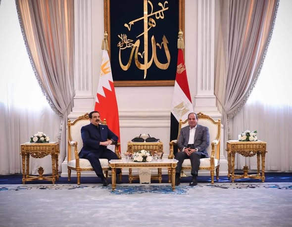 halmuhkhalid's tweet photo. زيارة ومباحثات أخوية.. الرئيس السيسي يس��قبل عاهل البحرين في مطار العلمين الدولي 🇧🇭 🇪🇬 https://t.co/ubtMOUKIV7