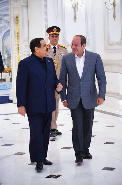halmuhkhalid's tweet photo. زيارة ومباحثات أخوية.. الرئيس السيسي يس��قبل عاهل البحرين في مطار العلمين الدولي 🇧🇭 🇪🇬 https://t.co/ubtMOUKIV7