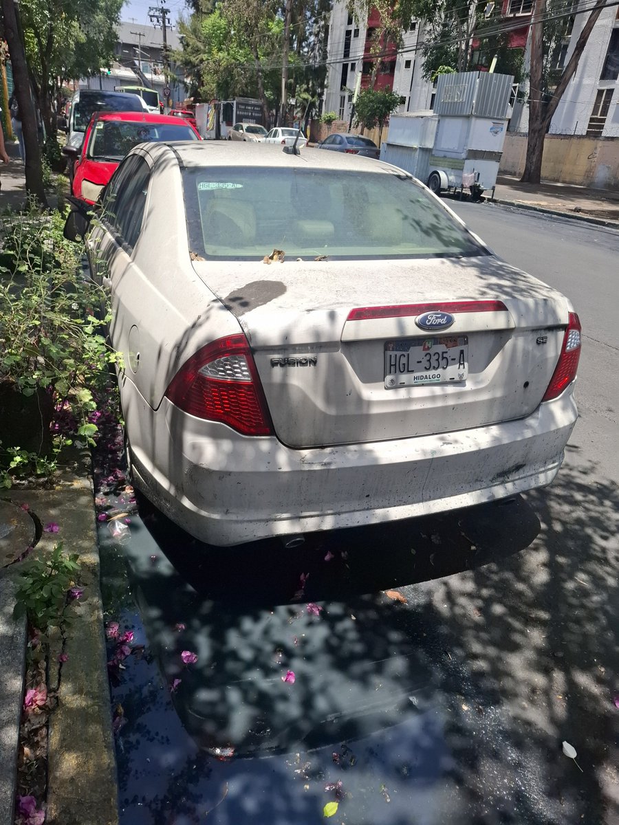riot_developer's tweet photo. Quiero reportar un vehículo abandonado en calle Técnicos y manuales, frente la U.H. Lirios. Se acumula basura debajo de él y obstruye la coladera. El agua estancada provoca un olor muy desagradable. @OVIALCDMX @C5_CDMX @Alc_Iztapalapa https://t.co/q7geXf9Iam