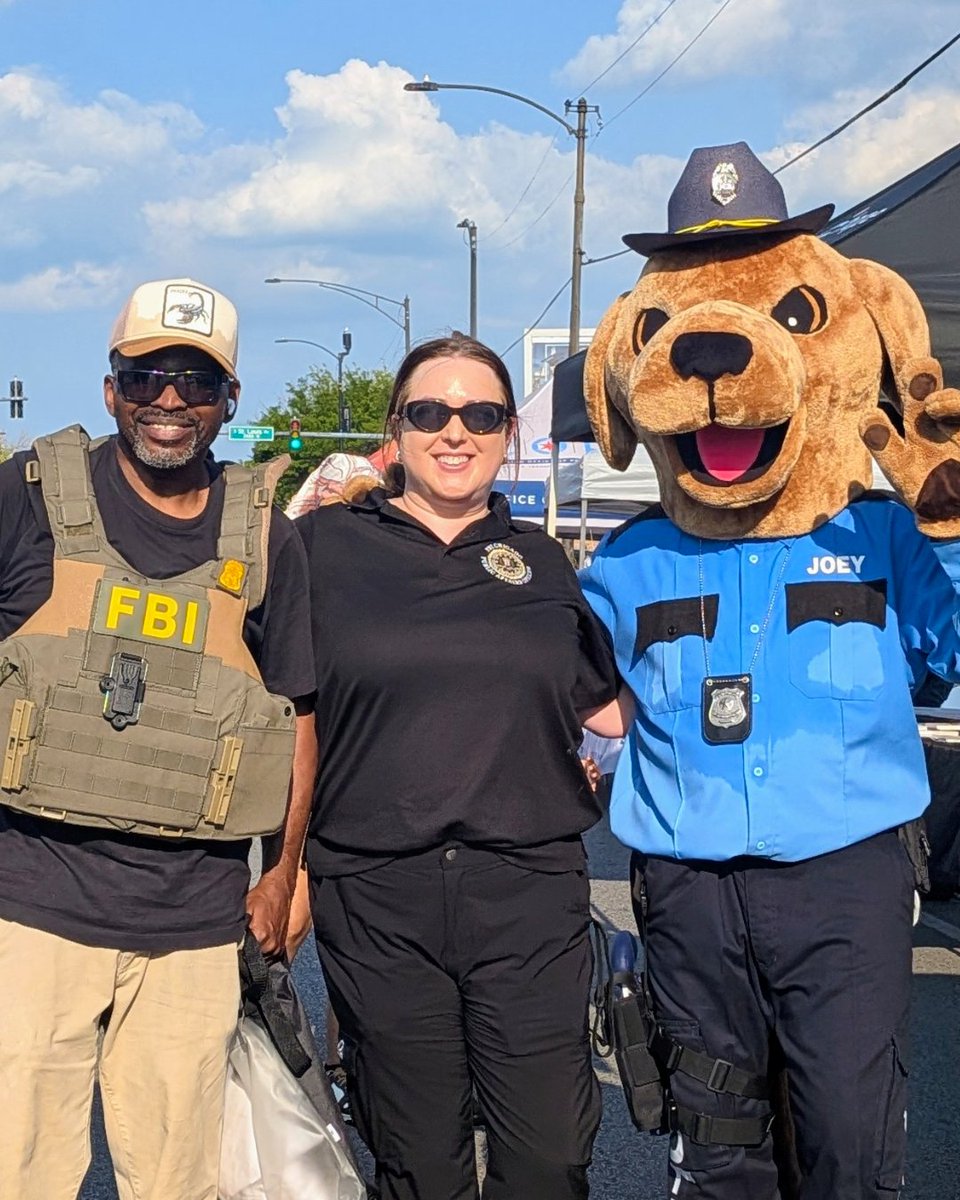 FBIChicago's tweet photo. #FBIChicago was thrilled to join our law enforcement partners, to include the @Chicago_Police and Frankfort Police Department, at #NationalNightOut. There we promoted crime prevention programs and built stronger relationships with the communities in which we live and serve. 

To learn more about our outreach programs, like Teen Academy and Citizens Academy, or to request a community outreach presentation, visit https://t.co/QXu9Vfvt42. And if you're interested in joining our workforce, visit https://t.co/TUhFZc7tdX to see the latest nationwide career opportunities!