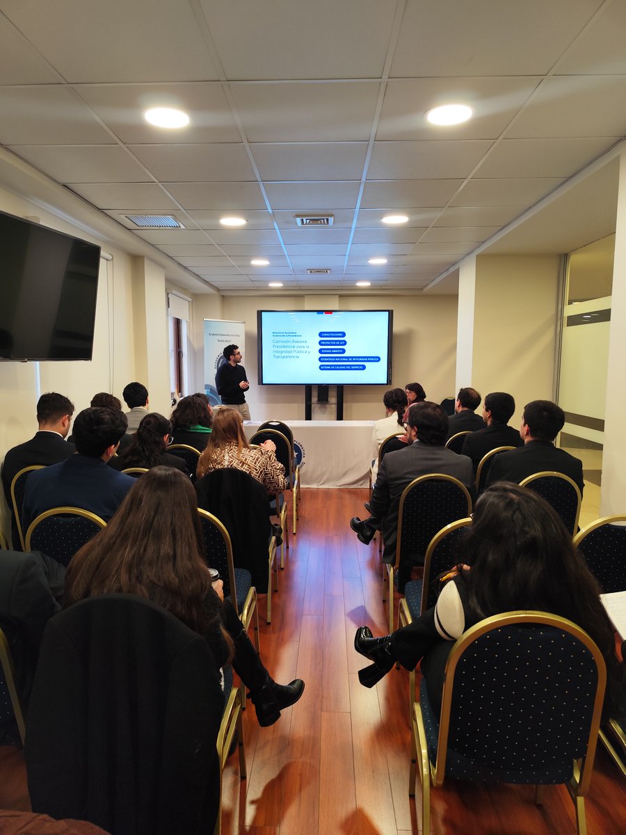 AcadeAB's tweet photo. Se realizó el Taller de Integridad Pública para estudiantes de 1° año de esta Academia.

Liderado por autoridades de la ACADE, MINREL y la Comisión de Integridad Pública y Transparencia, abordó probidad, ética y gestión de conflictos de interés en el servicio exterior. https://t.co/m2A6haoyDQ