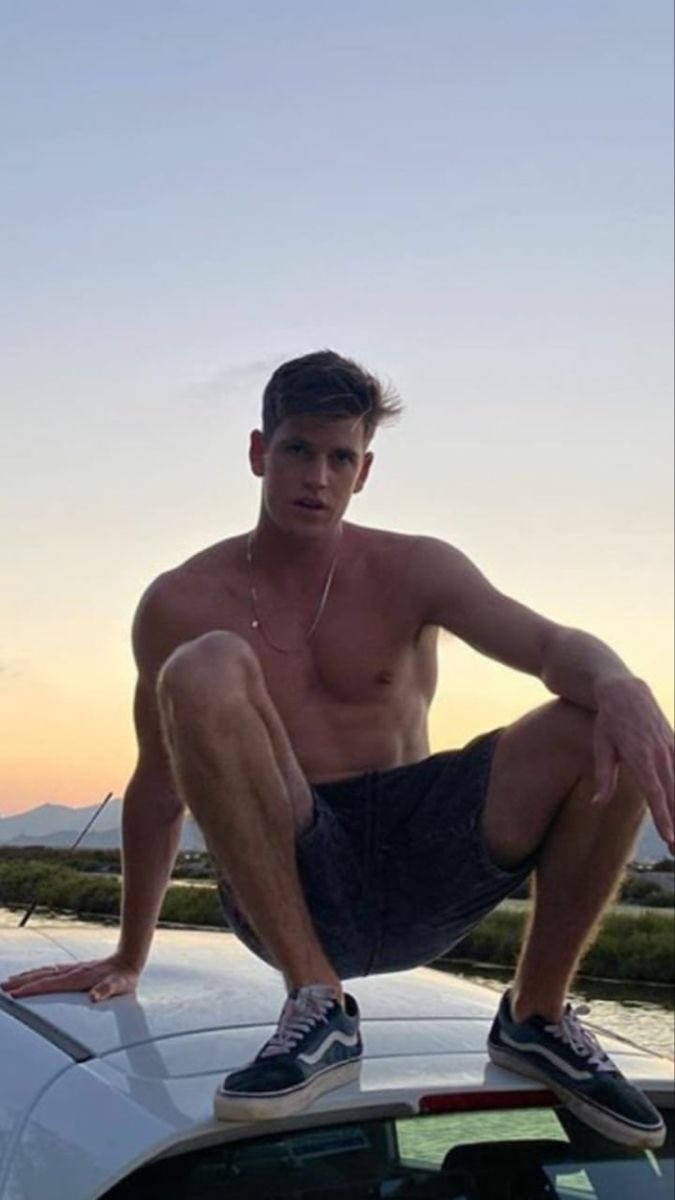 bernardeaunoir's tweet photo. Miguel Bernardeau:
-Hetero
-26 años 
-Soltero
-Actor y soñador ✈️#fakerol #sexrol https://t.co/LGZgslauSE