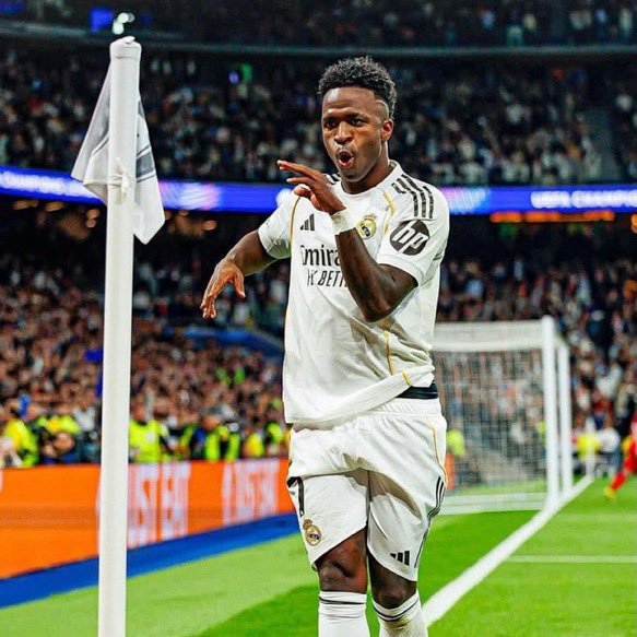 callmehpower's tweet photo. 🚨💣 JUST IN:

⚪️ Real Madrid are now reportedly exploring potential replacements for Vinícius Júnior as uncertainty over the Brazilian's future continues. 🇧🇷

👀 The Spanish giants are also said to be expecting an offer from Arsenal if Vinícius decides to pursue a move away from the Santiago Bernabéu.

⏳ The situation remains fluid, with all parties awaiting the next developments.

#RMFC #AFC #ViniciusJr #Transfers