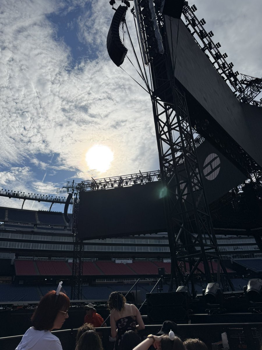 hastaalaraiz's tweet photo. view for Foxborough day 2 💜🤭 https://t.co/5gOrhXelo3