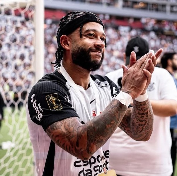 NJanfren's tweet photo. Esses 3 tinham totais condições de jogar amanhã.

Mas, por culpa do DESGRAÇADO do Osmar Stabile, nenhum joga.

Yuri e Zakaria lesionados por culpa de um planejamento horrível no gramado da NQA.

Memphis Depay fora por enrolação do Osmar no processo de renovação.

FILHO DA PUTA. https://t.co/B4PHXh1BoT
