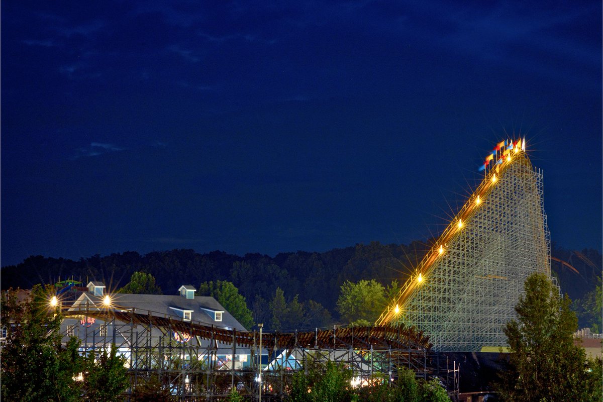 HolidayWorld's tweet photo. Your Friday nights are about to get way more fun! Friday Night Live! returns on August 21!
📅 Every Friday August 21 - October 30| 🕕 5 PM - 10 PM
🎸 Live Entertainment: Enjoy multiple top-notch performances!
🍹 Drinks: Half-priced alcohol specials
🎢 Night Rides: Experience the thrills of our coasters like never before! Stay tuned, there might even be some trimless rides on The Voyage 😉
Learn more: https://t.co/i5ZRP5wQaQ