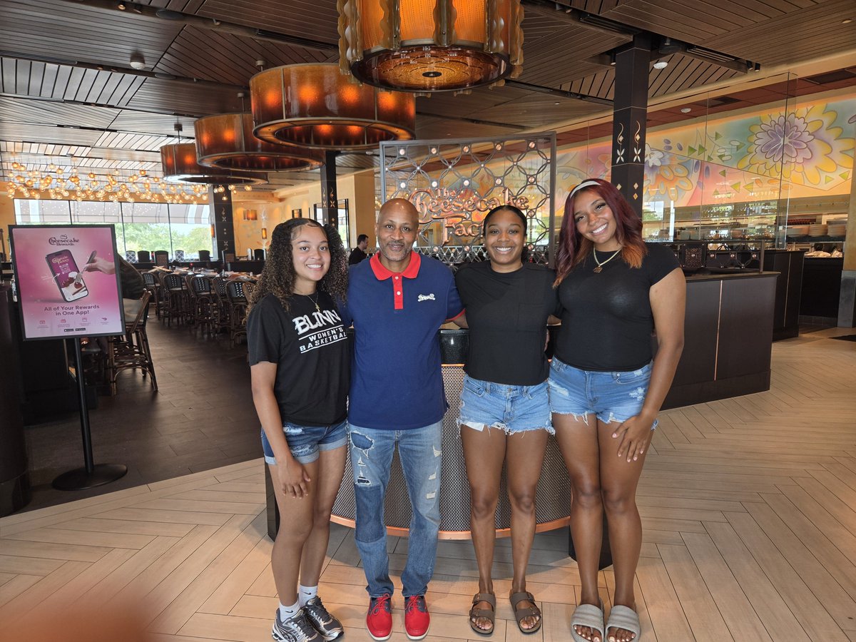 HoUCoachChuck11's tweet photo. Finally got a chance to take the young ladies to lunch before 2 are heading off to college and 1 starts her senior year of HS. @ali_ssa_bryant #BlinnCollege @AverieSteele42 #AngelinaCollege and an announcement soon for @Kam_Flora5
#CypressMiyagi #JustPluggingAlong https://t.co/67BYhZzvsx