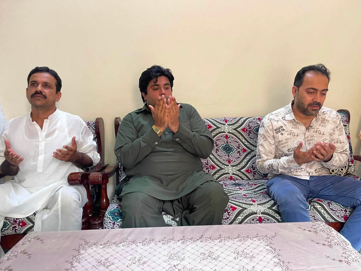 NadeemKaira1's tweet photo. چودھری محمد اصغر کائرہ ایڈووکیٹ نے لیاقت کائرہ صاحب کی اہلیہ اور عثمان سجاد کائرہ کے والد کے انتقال پر ان کے گھر جا کر اظہارِ تعزیت کیا اور مرحومین کے ایصالِ ثواب کے لیے فاتحہ خوانی کی۔
@BBhuttoZardari @QamarKairaPPP @asgharkaira https://t.co/1KumDukaCX