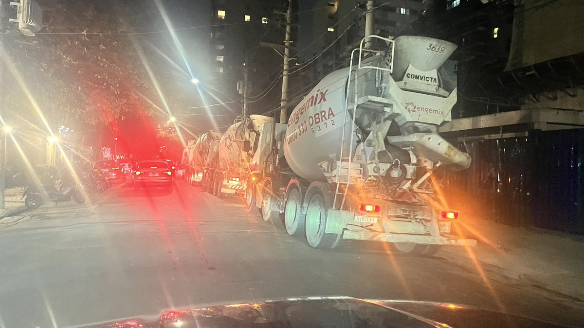 RoqNie's tweet photo. @NabilBondukiSP @prefsp #Moema é um canteiro de obras 24h a céu aberto.
Betoneiras estão afundando ruas e fingindo que nada acontece. Sim, obras da Even na lista de Moema tbem. https://t.co/kK2o59m3ua