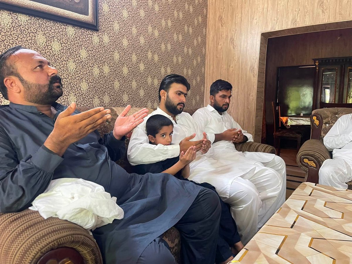 NadeemKaira1's tweet photo. چودھری محمد اصغر کائرہ ایڈووکیٹ نے لیاقت کائرہ صاحب کی اہلیہ اور عثمان سجاد کائرہ کے والد کے انتقال پر ان کے گھر جا کر اظہارِ تعزیت کیا اور مرحومین کے ایصالِ ثواب کے لیے فاتحہ خوانی کی۔
@BBhuttoZardari @QamarKairaPPP @asgharkaira https://t.co/1KumDukaCX