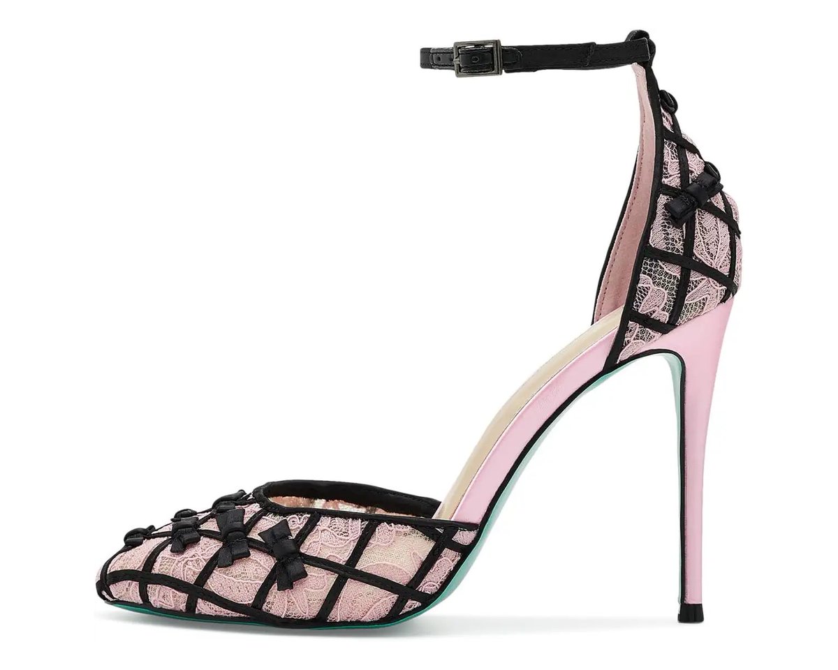 foodforfashion1's tweet photo. Lola Tung wearing Dilara Findikoglu S/S 2026 with Betsey Johnson heels 🪽 https://t.co/BLtFTQnfr5