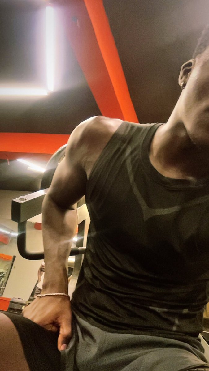 dola_exe's tweet photo. Showed up to train legs after running in the morning https://t.co/ua6NFsTQUf