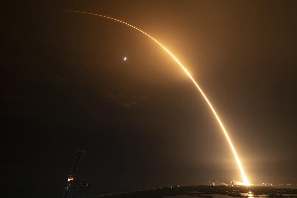 ElonSpaceHub01's tweet photo. Falcon 9 launches from pad 40 in Florida https://t.co/cLHk86AQ3c