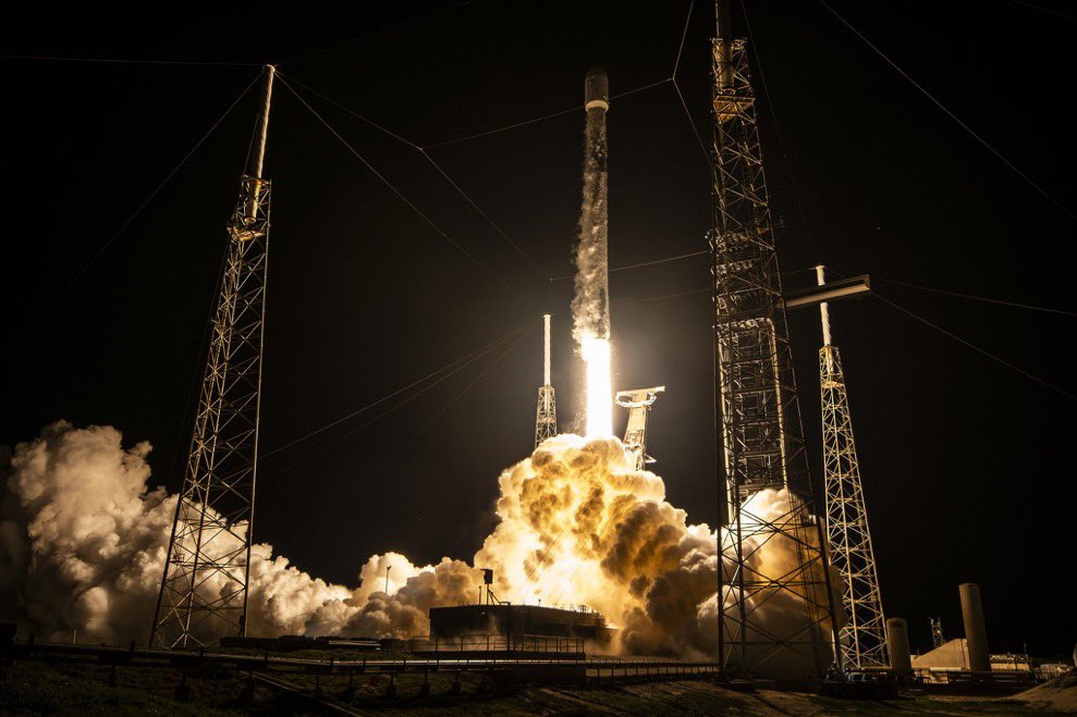 ElonSpaceHub01's tweet photo. Falcon 9 launches from pad 40 in Florida https://t.co/cLHk86AQ3c