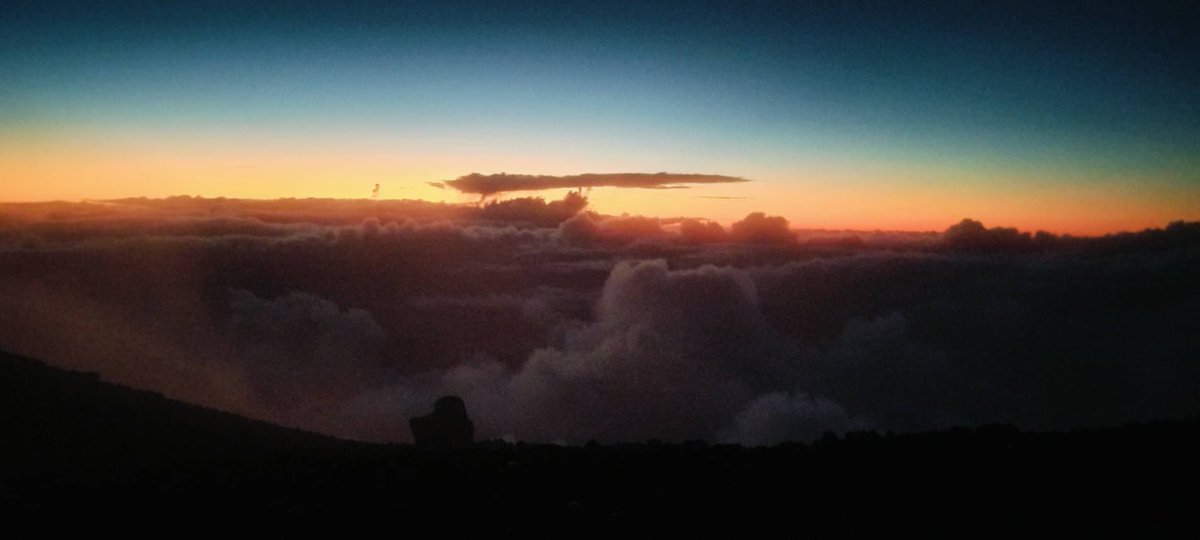 Fuji_Tozan's tweet photo. おはようございます。今朝の富士山からの夜明けです。 https://t.co/SduZpCuUIP