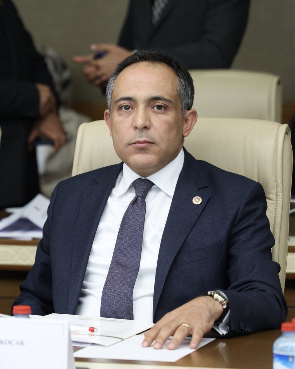 kocakkonuralp's tweet photo. Millî Savunma Komisyonunda kabul ettiğimiz kanun teklifi; şehit ailelerimizin ve gazilerimizin bazı mağduriyetlerinin giderilmesi, mali ve sosyal haklarının geliştirilmesi ve uygulamada karşılaşılan sorunların çözümüne yönelik önemli düzenlemeler içeriyor. 

Komisyonda yaptığım konuşmada, kanun teklifine desteğimizi ifade etmekle birlikte, daha kapsayıcı ve hakkaniyetli bir düzenleme için bazı ilave önerilerimizi de kayda geçirdik ve bu kapsamda;

- TBMM kararıyla yurt dışında görevlendirilen kahraman Mehmetçiklerimizin görev sırasında uğradıkları yaralanmaların da düzenleme kapsamına alınmasını,
- Terörle mücadelede yaralanan personelimize, 15 Temmuz gazilerinde olduğu gibi yaralanma derecesine bakılmaksızın gazilik unvanı verilmesini,
- Başvuruların makul bir süre içinde sonuçlandırılmasını sağlayacak açık bir hüküm ihdas edilmesini,
- Aynı mevzuatın farklı kurumlar tarafından farklı yorumlanmasından kaynaklanan mağduriyetlerin giderilmesini ve uygulama birliğinin sağlanmasını önerdik.

Komisyonda ayrıca, Konya'da yaşanan iki somut örneği de gündeme taşıdık. Şehit kabul edilerek ailesine aylık bağlanan bir kahramanımızın ailesinden yıllar sonra ödemelerin faiziyle geri istenmesi ve terör saldırısında ağır yaralanmasına rağmen mevcut haklarından yararlandırılmayan gazi öğretmenimiz Cemal Ünlü'nün yaşadığı mağduriyetin, uygulamadaki sorunların açık bir göstergesi olduğunu ifade ettik.

Milliyetçi Hareket Partisi olarak, şehit yakınlarımız ve gazilerimiz lehine atılacak her türlü müspet adımı bugüne kadar olduğu gibi bundan sonra da desteklemeye devam edeceğiz. Aziz şehitlerimizin emanetlerine ve kahraman gazilerimize yönelik her düzenlemenin takipçisi olmaya, haklarını güçlendirecek çalışmalara katkı sunmaya devam edeceğiz.