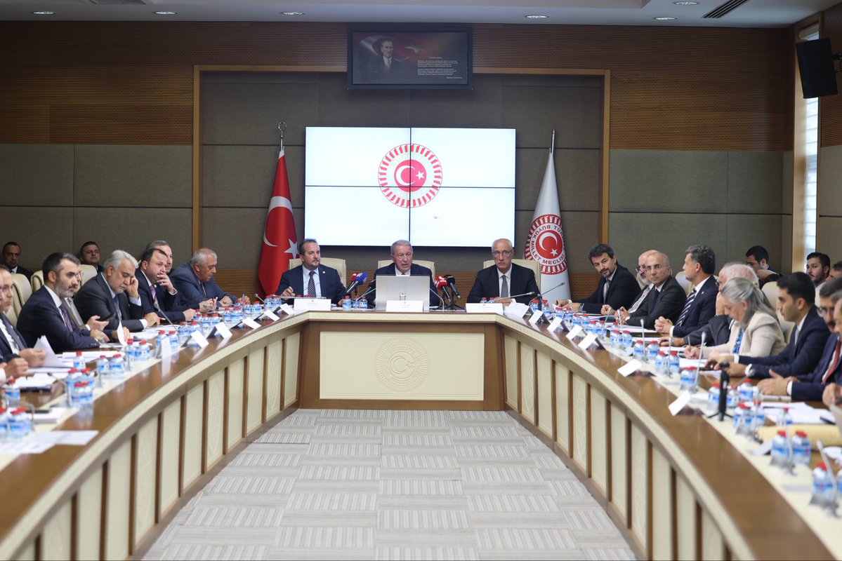 kocakkonuralp's tweet photo. Millî Savunma Komisyonunda kabul ettiğimiz kanun teklifi; şehit ailelerimizin ve gazilerimizin bazı mağduriyetlerinin giderilmesi, mali ve sosyal haklarının geliştirilmesi ve uygulamada karşılaşılan sorunların çözümüne yönelik önemli düzenlemeler içeriyor. 

Komisyonda yaptığım konuşmada, kanun teklifine desteğimizi ifade etmekle birlikte, daha kapsayıcı ve hakkaniyetli bir düzenleme için bazı ilave önerilerimizi de kayda geçirdik ve bu kapsamda;

- TBMM kararıyla yurt dışında görevlendirilen kahraman Mehmetçiklerimizin görev sırasında uğradıkları yaralanmaların da düzenleme kapsamına alınmasını,
- Terörle mücadelede yaralanan personelimize, 15 Temmuz gazilerinde olduğu gibi yaralanma derecesine bakılmaksızın gazilik unvanı verilmesini,
- Başvuruların makul bir süre içinde sonuçlandırılmasını sağlayacak açık bir hüküm ihdas edilmesini,
- Aynı mevzuatın farklı kurumlar tarafından farklı yorumlanmasından kaynaklanan mağduriyetlerin giderilmesini ve uygulama birliğinin sağlanmasını önerdik.

Komisyonda ayrıca, Konya'da yaşanan iki somut örneği de gündeme taşıdık. Şehit kabul edilerek ailesine aylık bağlanan bir kahramanımızın ailesinden yıllar sonra ödemelerin faiziyle geri istenmesi ve terör saldırısında ağır yaralanmasına rağmen mevcut haklarından yararlandırılmayan gazi öğretmenimiz Cemal Ünlü'nün yaşadığı mağduriyetin, uygulamadaki sorunların açık bir göstergesi olduğunu ifade ettik.

Milliyetçi Hareket Partisi olarak, şehit yakınlarımız ve gazilerimiz lehine atılacak her türlü müspet adımı bugüne kadar olduğu gibi bundan sonra da desteklemeye devam edeceğiz. Aziz şehitlerimizin emanetlerine ve kahraman gazilerimize yönelik her düzenlemenin takipçisi olmaya, haklarını güçlendirecek çalışmalara katkı sunmaya devam edeceğiz.