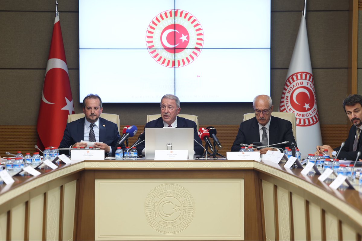 kocakkonuralp's tweet photo. Millî Savunma Komisyonunda kabul ettiğimiz kanun teklifi; şehit ailelerimizin ve gazilerimizin bazı mağduriyetlerinin giderilmesi, mali ve sosyal haklarının geliştirilmesi ve uygulamada karşılaşılan sorunların çözümüne yönelik önemli düzenlemeler içeriyor. 

Komisyonda yaptığım konuşmada, kanun teklifine desteğimizi ifade etmekle birlikte, daha kapsayıcı ve hakkaniyetli bir düzenleme için bazı ilave önerilerimizi de kayda geçirdik ve bu kapsamda;

- TBMM kararıyla yurt dışında görevlendirilen kahraman Mehmetçiklerimizin görev sırasında uğradıkları yaralanmaların da düzenleme kapsamına alınmasını,
- Terörle mücadelede yaralanan personelimize, 15 Temmuz gazilerinde olduğu gibi yaralanma derecesine bakılmaksızın gazilik unvanı verilmesini,
- Başvuruların makul bir süre içinde sonuçlandırılmasını sağlayacak açık bir hüküm ihdas edilmesini,
- Aynı mevzuatın farklı kurumlar tarafından farklı yorumlanmasından kaynaklanan mağduriyetlerin giderilmesini ve uygulama birliğinin sağlanmasını önerdik.

Komisyonda ayrıca, Konya'da yaşanan iki somut örneği de gündeme taşıdık. Şehit kabul edilerek ailesine aylık bağlanan bir kahramanımızın ailesinden yıllar sonra ödemelerin faiziyle geri istenmesi ve terör saldırısında ağır yaralanmasına rağmen mevcut haklarından yararlandırılmayan gazi öğretmenimiz Cemal Ünlü'nün yaşadığı mağduriyetin, uygulamadaki sorunların açık bir göstergesi olduğunu ifade ettik.

Milliyetçi Hareket Partisi olarak, şehit yakınlarımız ve gazilerimiz lehine atılacak her türlü müspet adımı bugüne kadar olduğu gibi bundan sonra da desteklemeye devam edeceğiz. Aziz şehitlerimizin emanetlerine ve kahraman gazilerimize yönelik her düzenlemenin takipçisi olmaya, haklarını güçlendirecek çalışmalara katkı sunmaya devam edeceğiz.