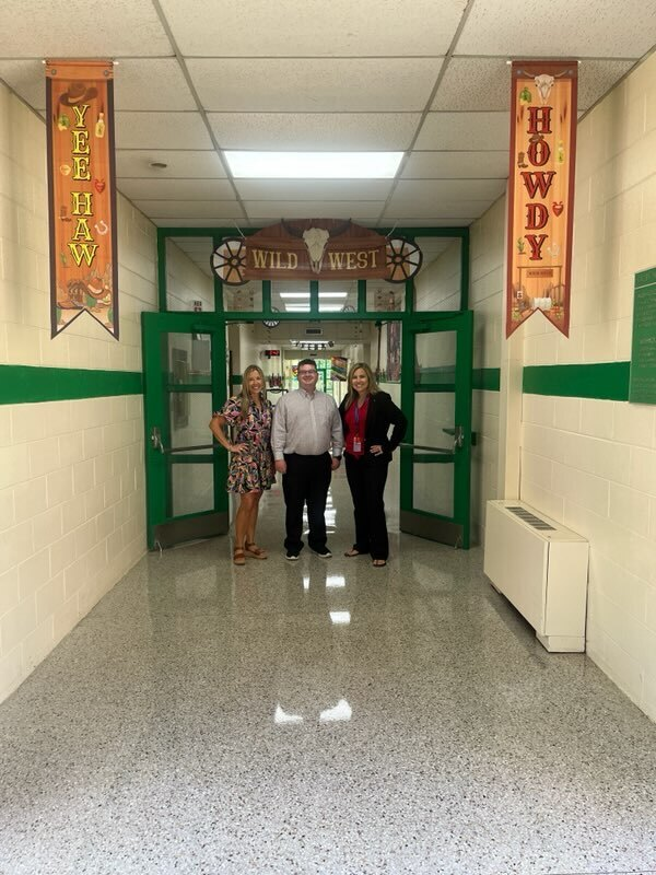 VIESBulldogs's tweet photo. The rodeo is in full swing here in the Valley!  Be sure to stop by and meet your teachers, make some trail mix, and see all the beautiful decorations!  Be sure to drop your open house pictures below! https://t.co/vFJy00TLjK