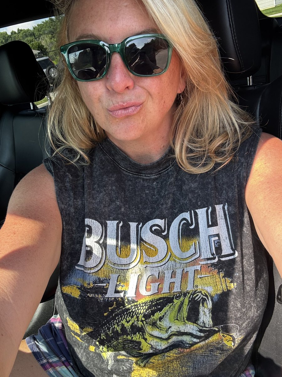justbeingbeth3's tweet photo. Nothing says end of summer more than a bush light tank top at the pool!!! https://t.co/pP5SxCKBQf