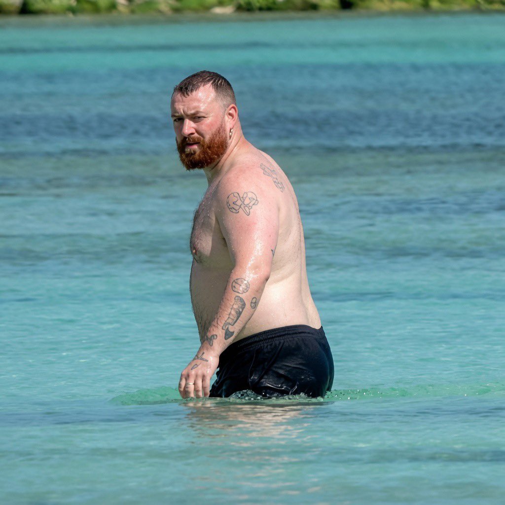 debbie_xi's tweet photo. Singer Sam Smith was photographed enjoying a beach day in Mexico. https://t.co/DEeizlKzxT