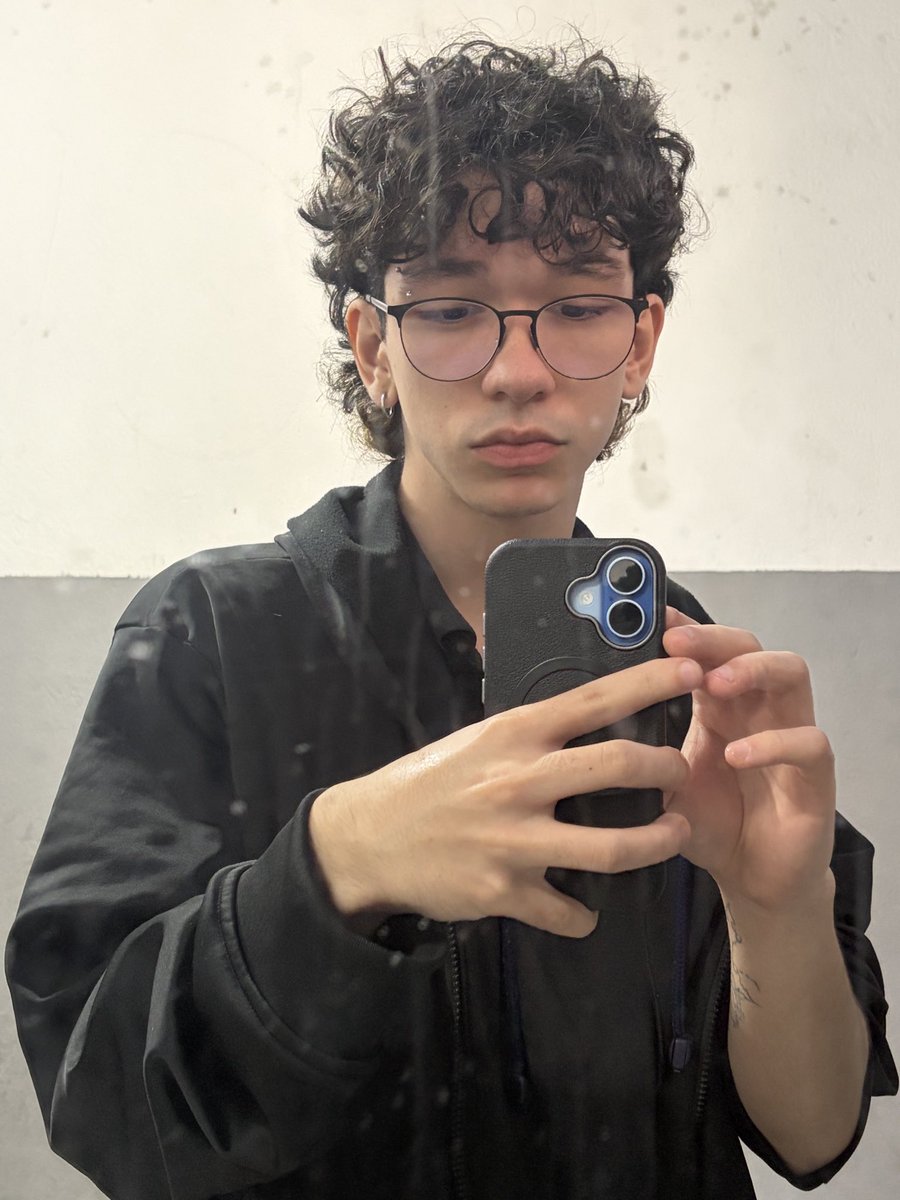 iblamegabo's tweet photo. qro mudar meu cabelo drasticamente https://t.co/NmJMdebZTw