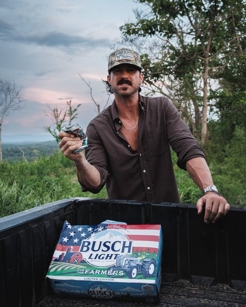 RileyGreen24985's tweet photo. This @buschbeer is for tue farmers 

Enjoy Responsibly 2026 Anheuser-Busch,Busch light Beer,st.Louis, https://t.co/4QWLkpMa10