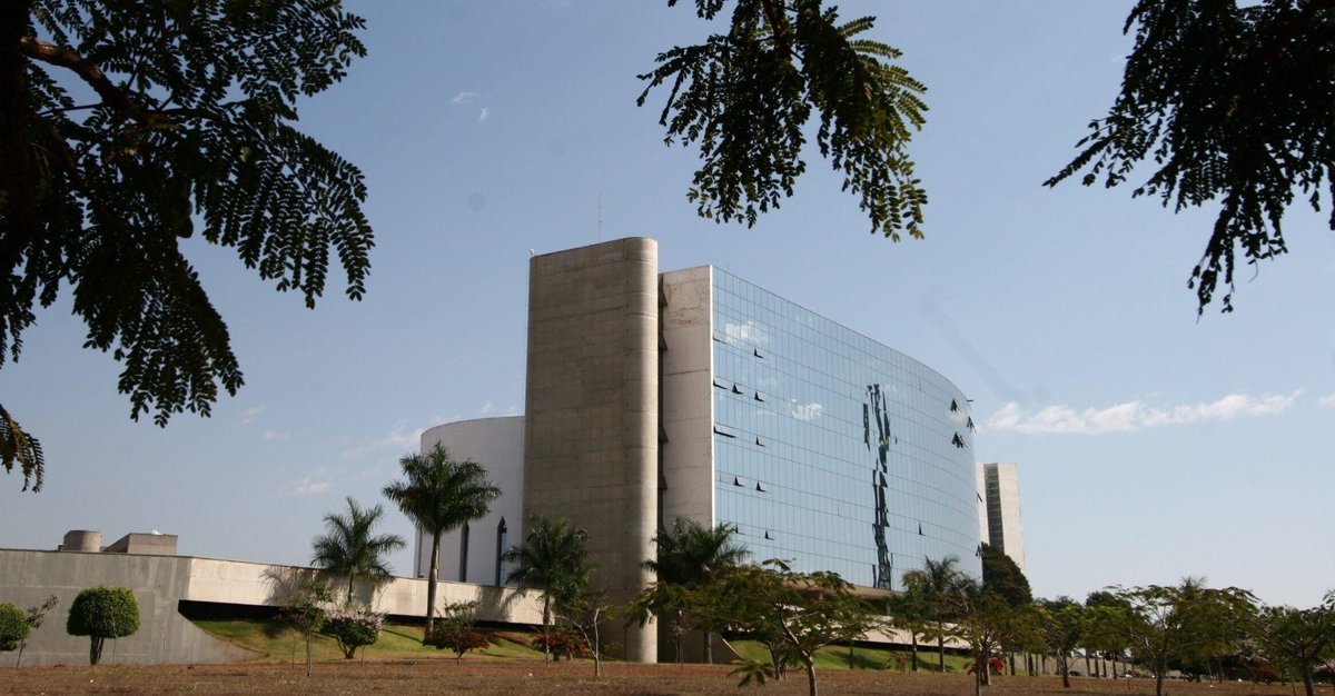 STF_oficial's tweet photo. ⚖️ Supremo rejeita pedido para reduzir pena de integrante da cúpula do PCC. Defesa de Gilberto Santos, conhecido como Fuminho, e apontado como braço-direito de Marcola, alegava que ele havia sido punido mais de uma vez pelos mesmos fatos: https://t.co/4euzEvbWiS

#PraTodosVerem: contém descrição da imagem