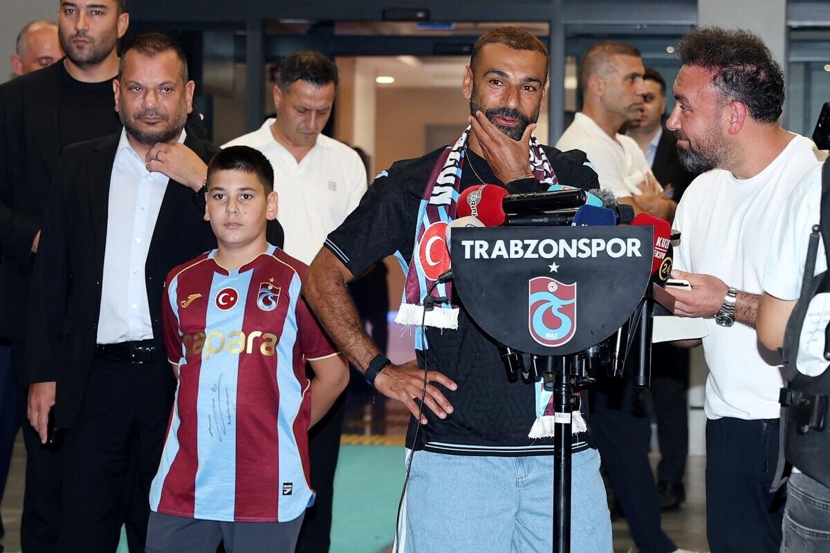 lequipe's tweet photo. « Bienvenue, roi d'Égypte » : la folie Mohamed Salah, accueilli par des milliers de fans, des feux d'artifices et des fumigènes à Trabzonspor

➡️ https://t.co/t8cGJWbaKs https://t.co/eM27Cr8H0y