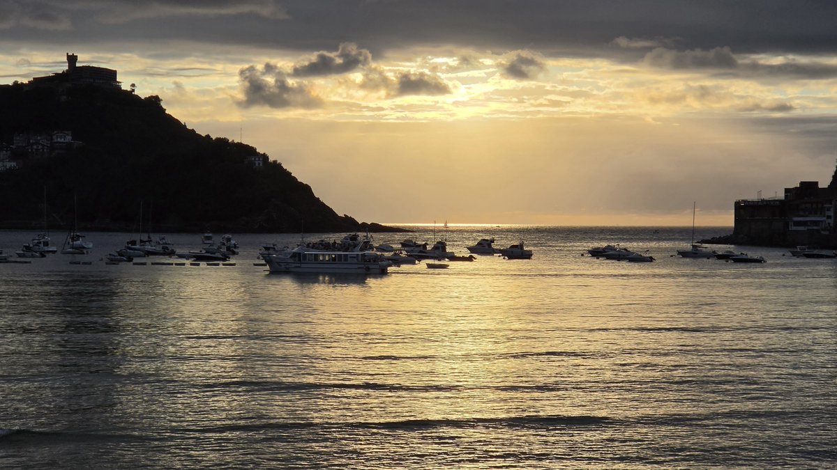 joyeriaMunoa's tweet photo. Y así hemos despedido este miércoles 5 de Agosto desde la #bahiadonostiarra en #donostia #sansebastian #Gipuzkoa #atardecer #eguraldia @starbienatotxa #aemet https://t.co/afOvgD0xjz