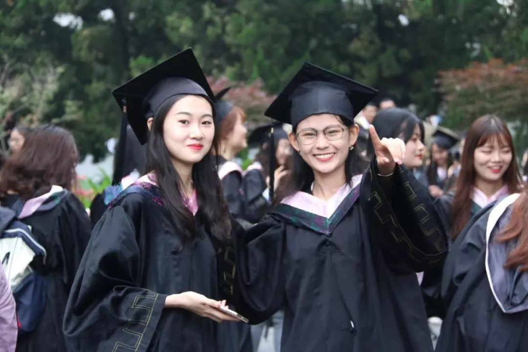 Orla131992's tweet photo. Can’t believe graduation day’s here—endless late-night study sessions, laughter with roommates, and all the messy, perfect memories made this chapter. Ready for what’s next! https://t.co/yVa9i6kMxk