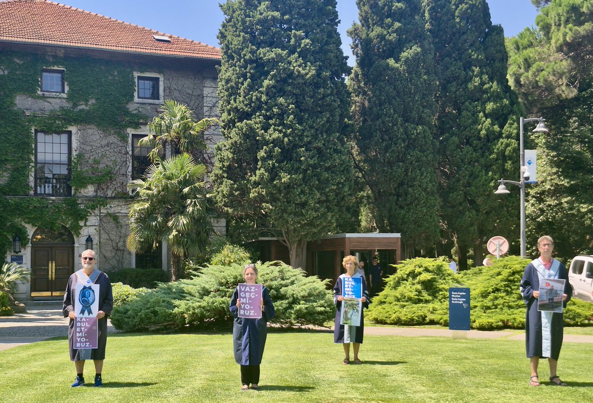 yunusunbabasi's tweet photo. 5 Ağustos 2026 Boğaziçi Üniversitesi Akademisyenleri Nöbeti no. 1366. Direnişin 6. yılı/2040. günü @UniBogazici #KabulEtmiyoruzVazgeçmiyoruz
August 5, 2026 Bogazici University Faculty Vigil #1366/6th year/2040th day of the resistance @unibogazici_en #WeDoNotAcceptWeDoNotGiveUp https://t.co/ZKNda8mRaA