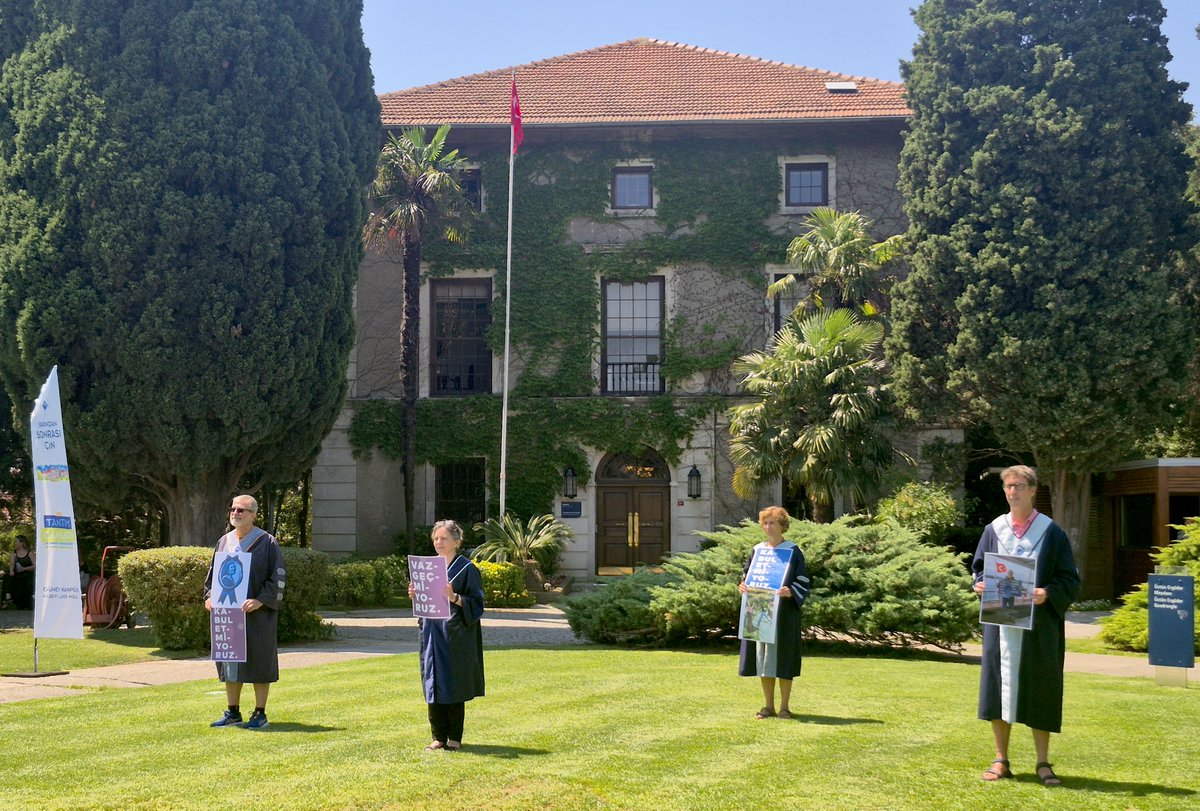 yunusunbabasi's tweet photo. 5 Ağustos 2026 Boğaziçi Üniversitesi Akademisyenleri Nöbeti no. 1366. Direnişin 6. yılı/2040. günü @UniBogazici #KabulEtmiyoruzVazgeçmiyoruz
August 5, 2026 Bogazici University Faculty Vigil #1366/6th year/2040th day of the resistance @unibogazici_en #WeDoNotAcceptWeDoNotGiveUp https://t.co/ZKNda8mRaA